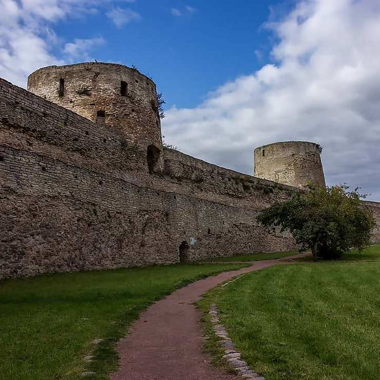 Canon tower. Крепость Изборск. Изборская крепость Псковская область. Старый Изборск. Псков храм Изборск крепость.